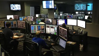 Cybersecurity-Experten arbeiten im Security Operations Center