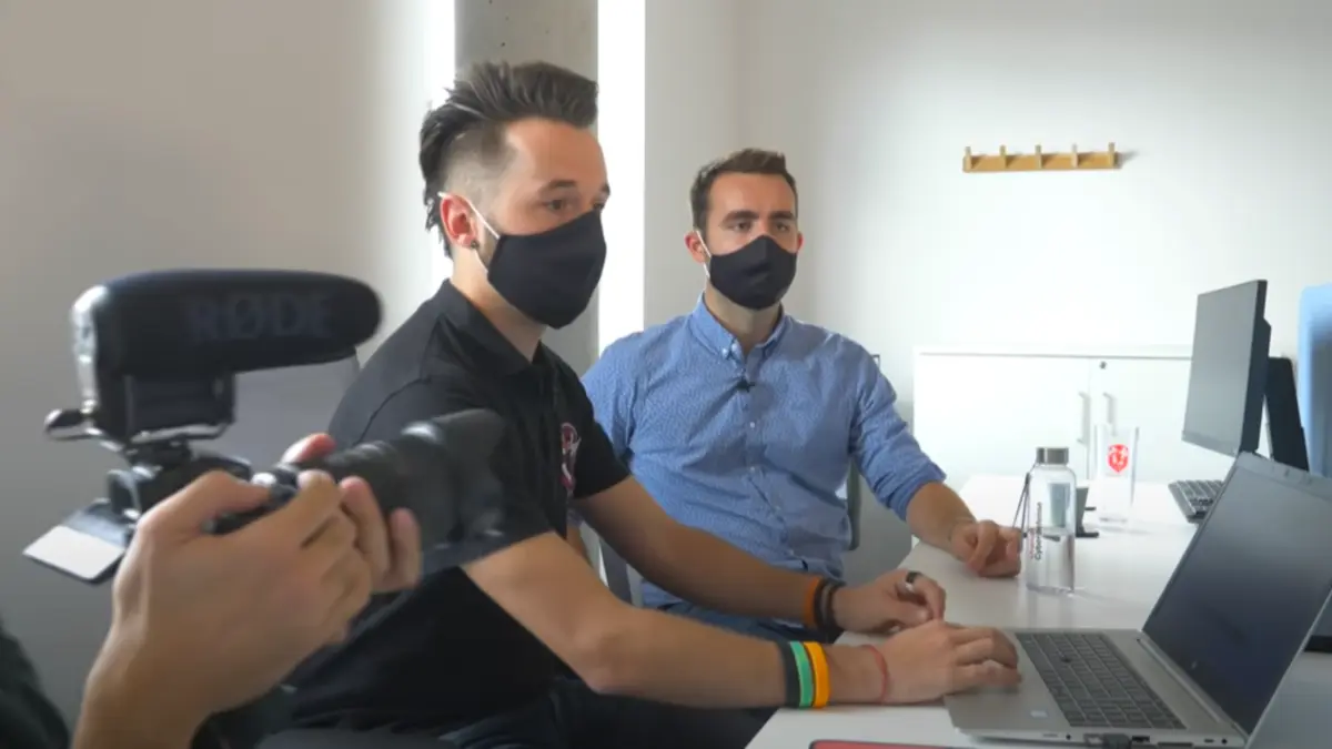 Deux hommes qui regardent un ordinateur portable