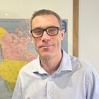 Photo d'un homme en chemise avec des lunettes