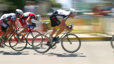 Afbeelding sprintende wielrenners