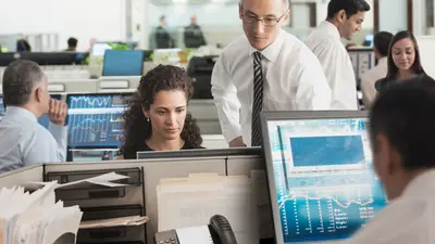 Mitarbeiter besprechen sich im Büro