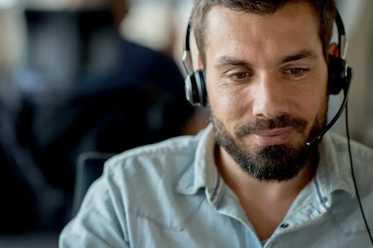 un agent d'assistance au téléphone