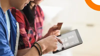 Sites frauduleux : quels risques et recours pour les marques ? Un homme et une femme en train d'effectuer un achat en ligne via une tablette.