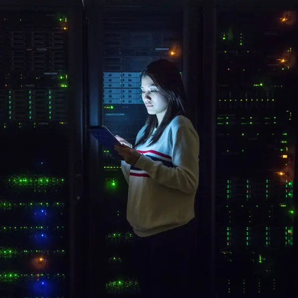 femme dans un data center