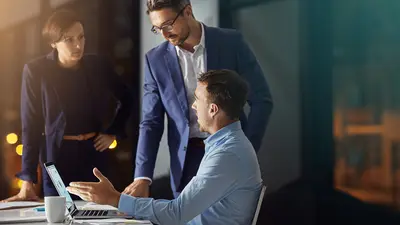 tre personer snakker