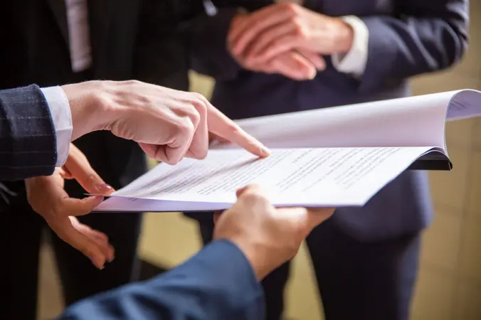 vue recadrée d'une femme d'affaire lisant un document