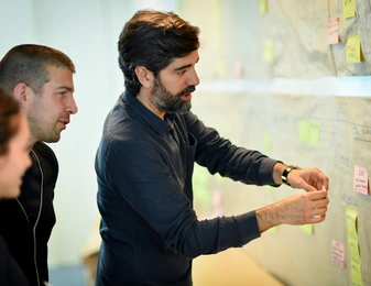 3 personnes devant une carte