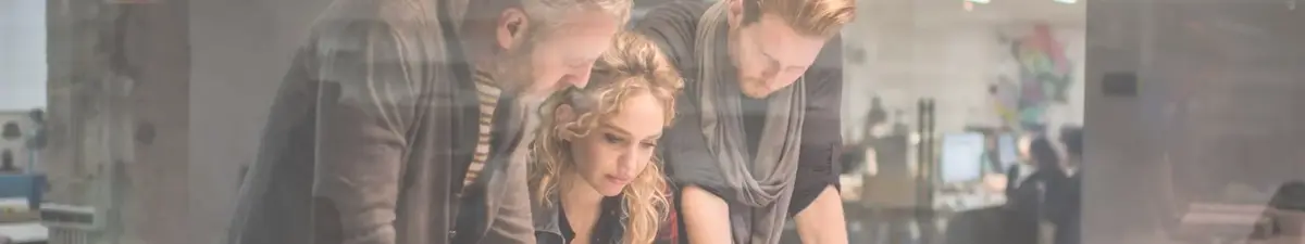 3 personnes regardant un plan sur une table