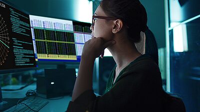 Une experte surveille un écran de monitoring