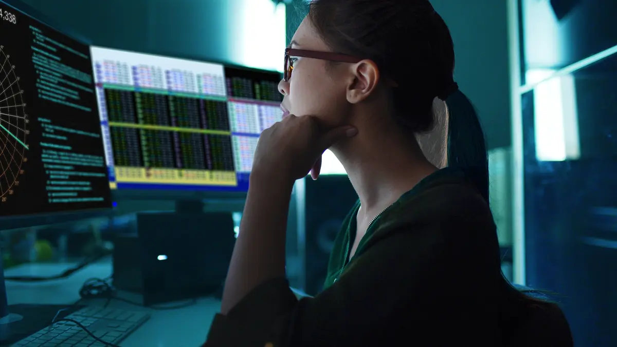 Une experte surveille un écran de monitoring