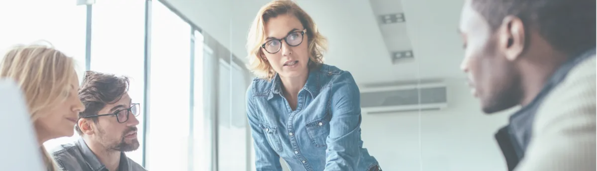 plusieurs personnes dans une salle qui discutent