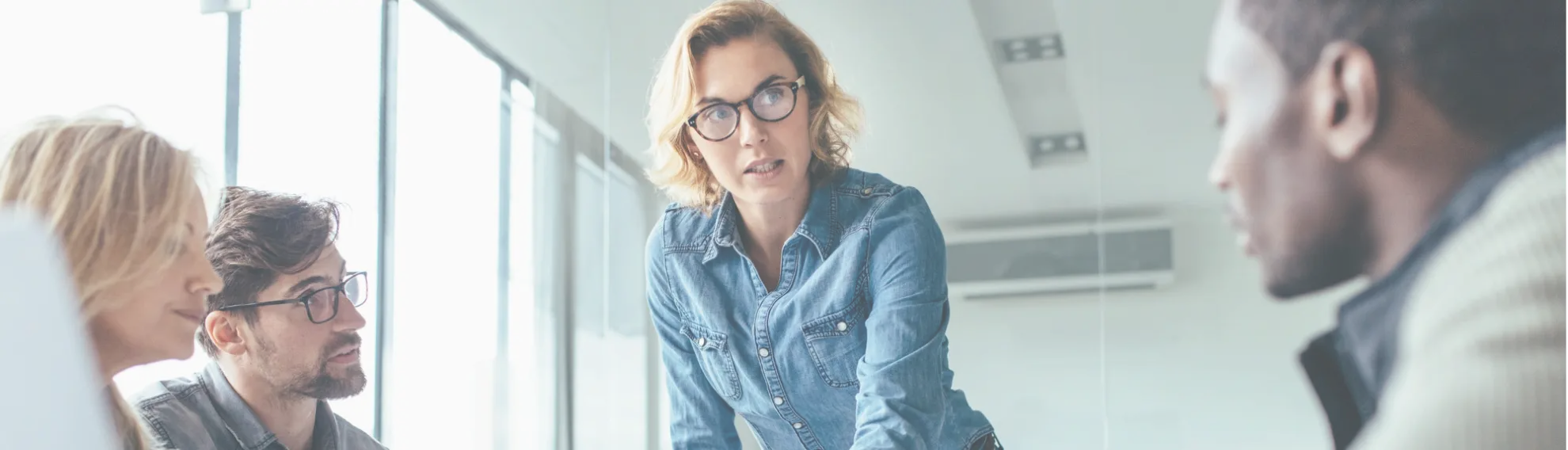 plusieurs personnes dans une salle qui discutent