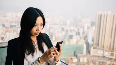 Frau am Endpoint Smartphone