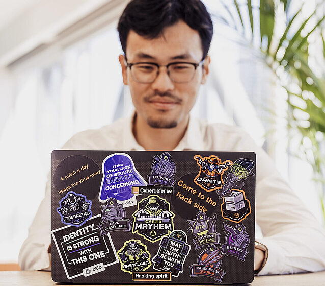 De nombreux stickers sur l'ordinateur d'un expert d'Orange Cyberdefense 