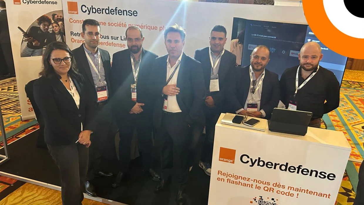 Une équipe de collaborateurs d'Orange Cyberdefense Maroc prenant la pose à l'occasion d'un salon. 