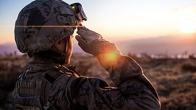Militaire en position garde à vous