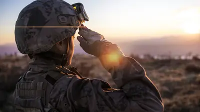 Militaire en position garde à vous