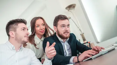 Drei Menschen arbeiten an einem Endpoint