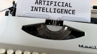 Une machine à écrire avec une feuille sur laquelle on peut lire les mots "Intelligence artificielle" en Anglais. 