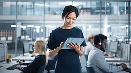 Femme debout utilisant une tablette tactile