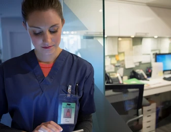 Photo d'une infirmière dans un établissement de santé
