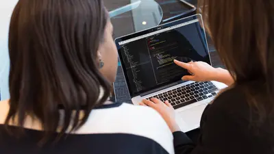 Deux femmes regardent un écran d'ordinateur 
