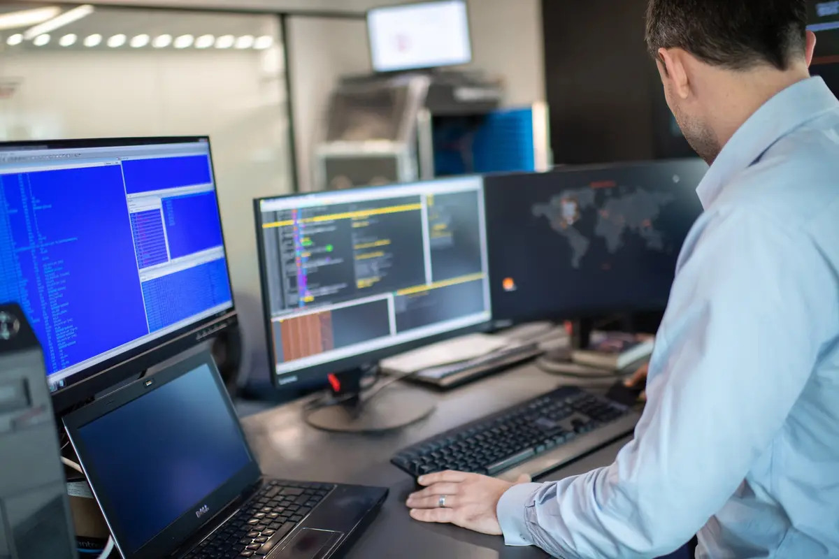 Afbeelding man achter computer