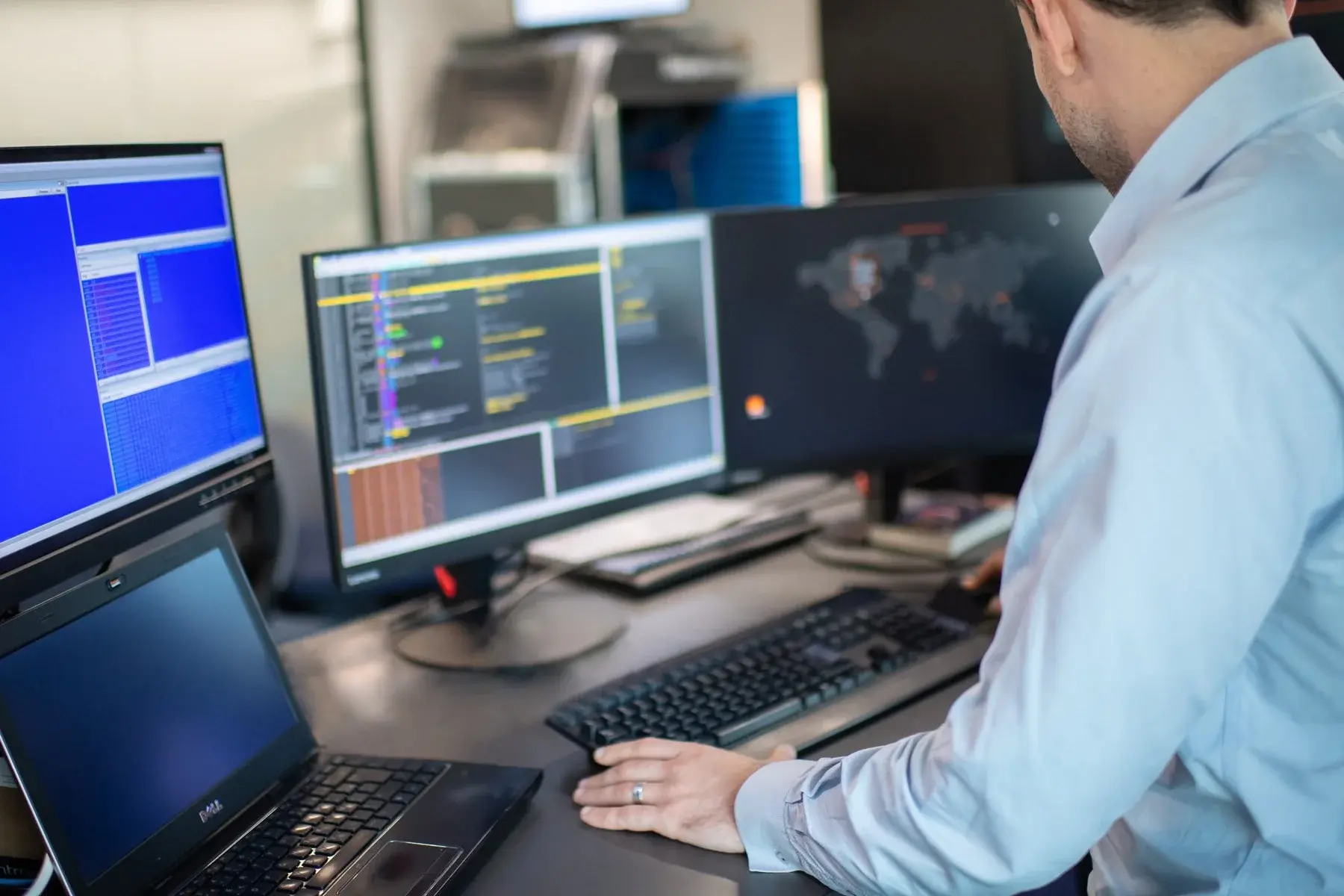 Afbeelding man achter computer