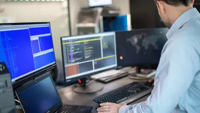 Afbeelding man achter computer