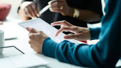 Person macht Notizen in Meeting