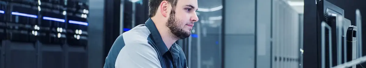 homme derrière son ordinateur dans un data center