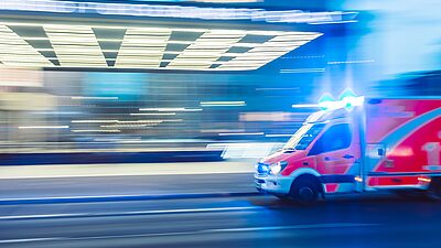 Une ambulance roulant à toute vitesse
