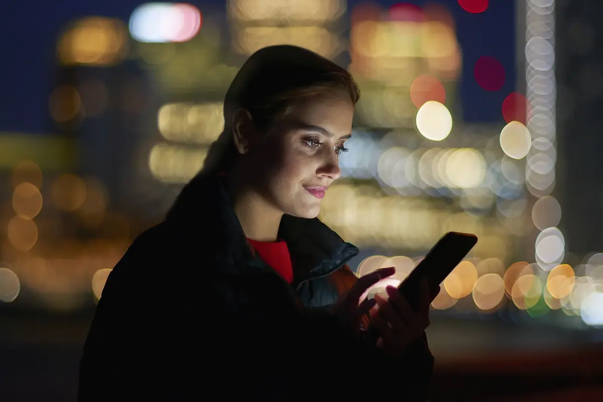 une femme naviguant sur un smatphone