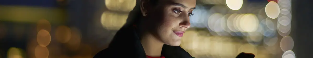 une femme naviguant sur un smatphone