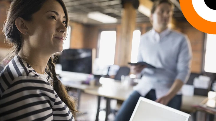 Les PME sont-elles le talon d'Achille au sein de la chaîne d'approvisionnement ? Deux personnes travaillant ensemble au sein d'une PME.