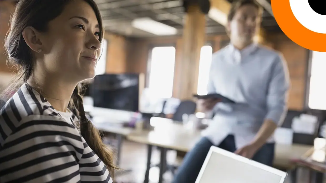 Les PME sont-elles le talon d'Achille au sein de la chaîne d'approvisionnement ? Deux personnes travaillant ensemble au sein d'une PME.