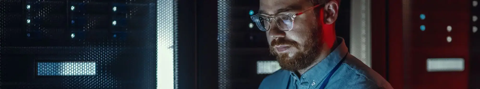 homme avec un ordinateur dans une salle machine