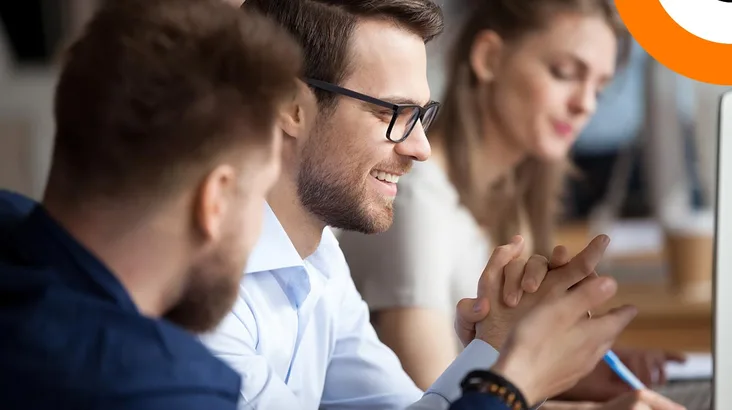 Les enjeux de la directive NIS 2 pour la cybersécurité et la résilience des entreprises Trois collègues travaillant ensemble.