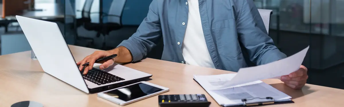 Man am Arbeiten im Büro