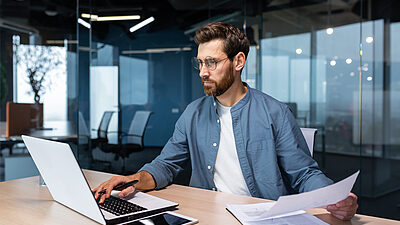 Man am Arbeiten im Büro