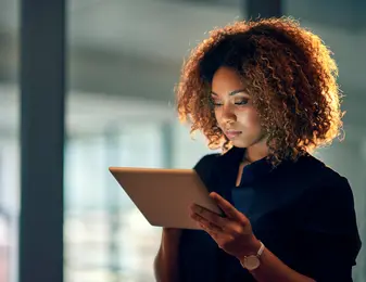 femme experte en cybersécurité devant sa tablette