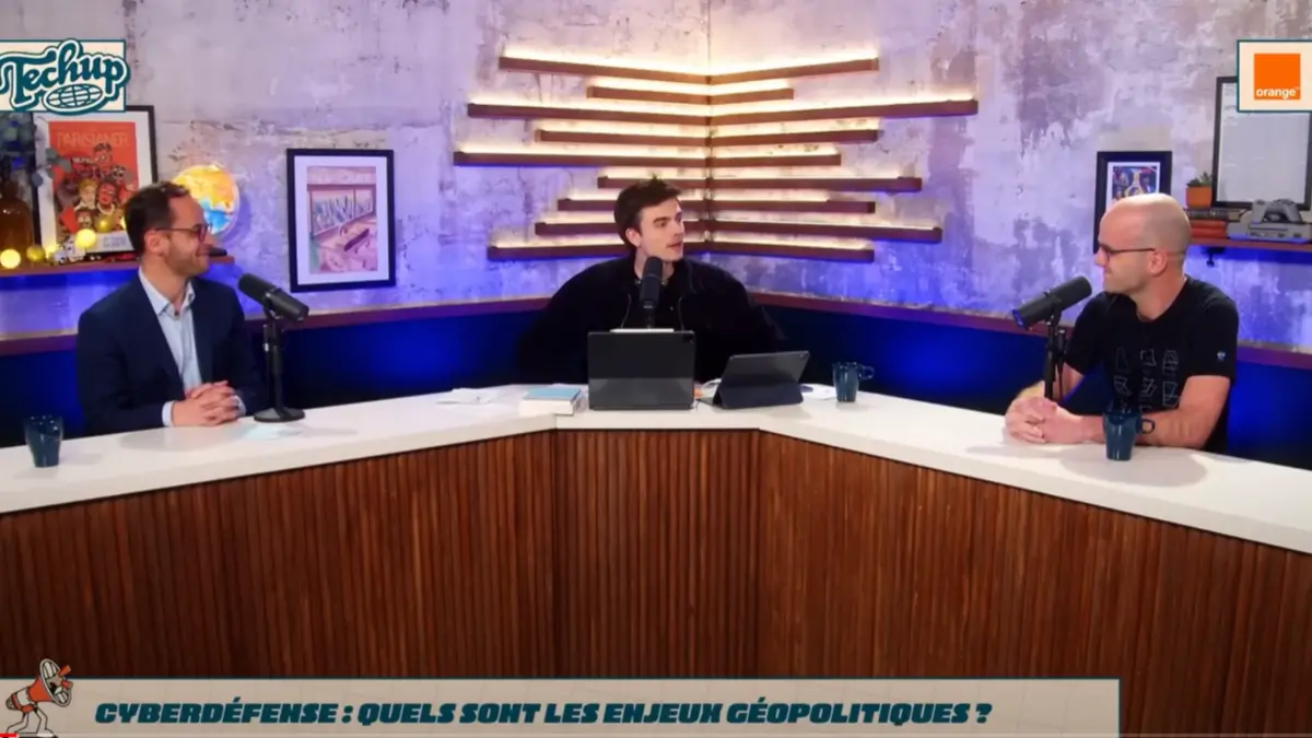 Trois hommes échangent autour d'une table sur la question suivant "Cyberdefense : quels sont les enjeux géopolitique
