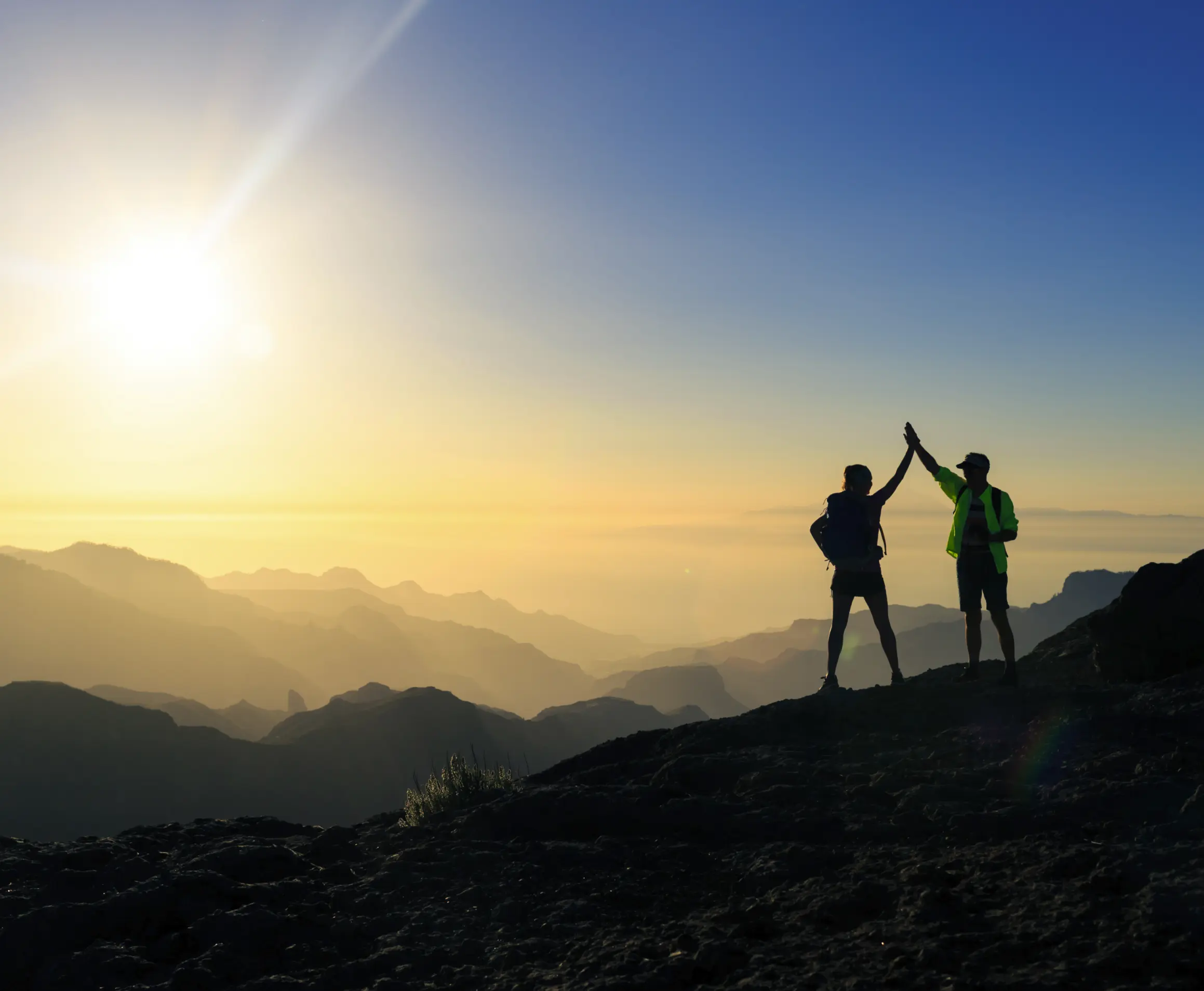 Afbeelding van twee mensen die een high five geven