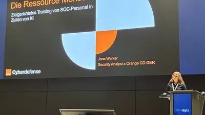 Bühnenaufnahme des Vortrags - Die Ressource Mensch Zielgerichtetes Training von SOC-Personal in Zeiten von KI