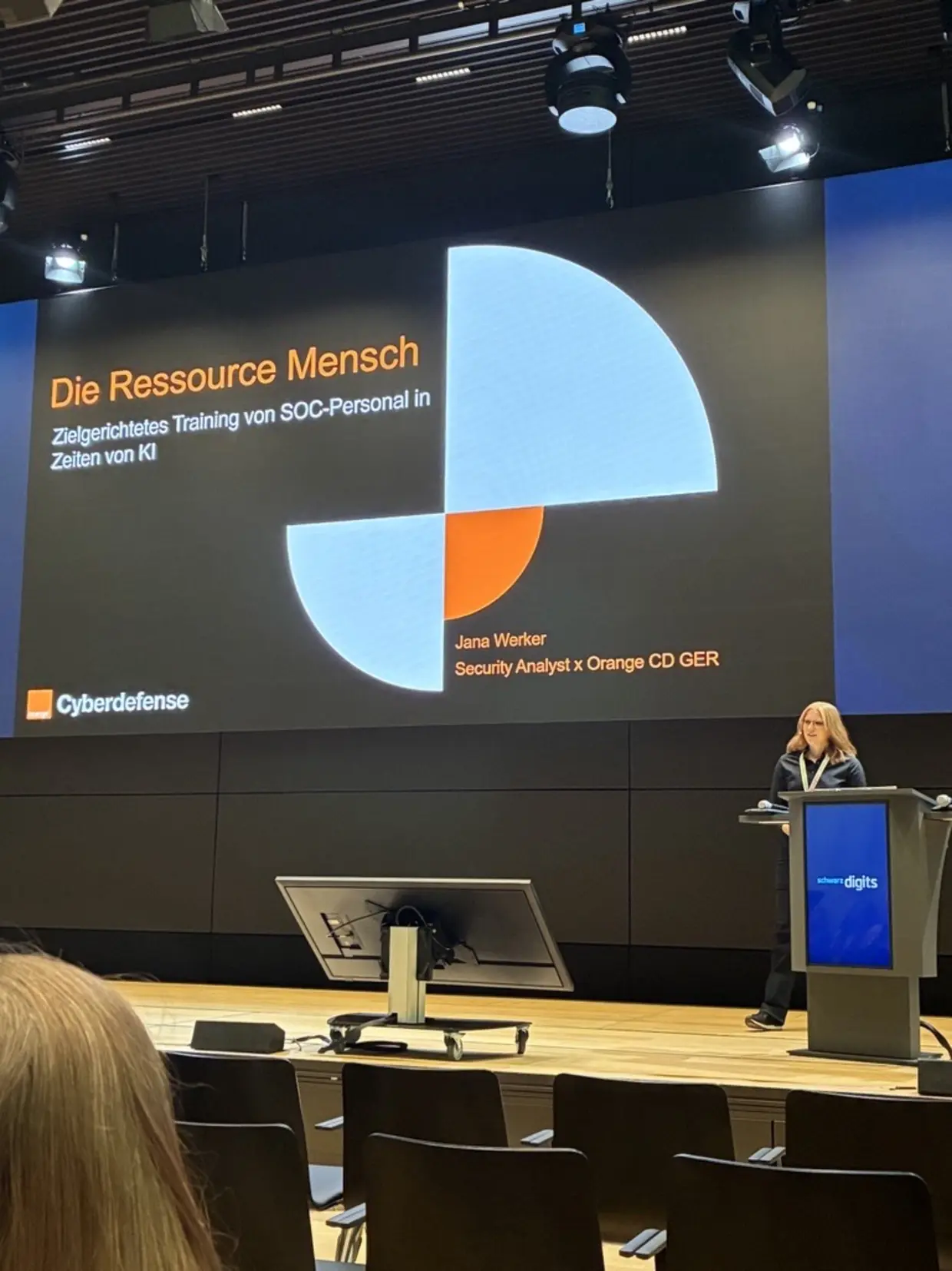 Bühnenaufnahme des Vortrags - Die Ressource Mensch Zielgerichtetes Training von SOC-Personal in Zeiten von KI