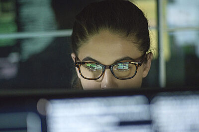 Femme devant son ordinateur 