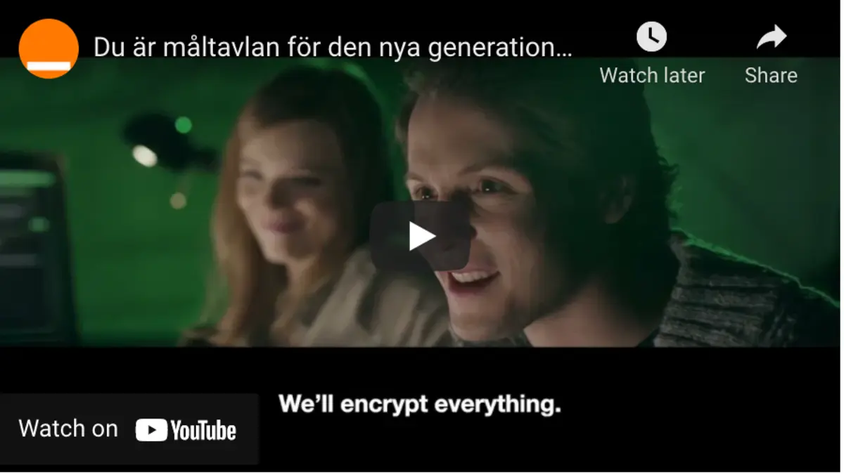 Man och kvinna kollar på skärm