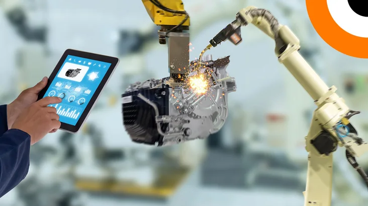 L'image montre un robot industriel dont l'activité est suivie à l'aide d'une tablette. 