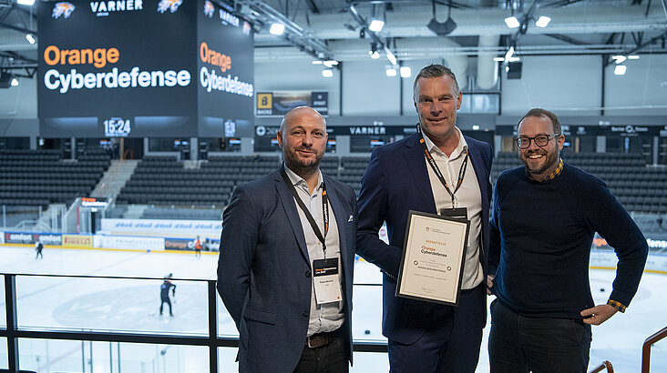 Bilde: Thomas Kronen, Norgessjef i Orange Cyberdefense flankert av Reidar Mouhleb (t.v.) og Svenn Richard Andersen (t.h.) fra Nasjonal sikkerhetsmyndighet