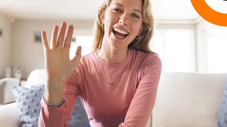 Une jeune femme saluant son interlocuteur. 